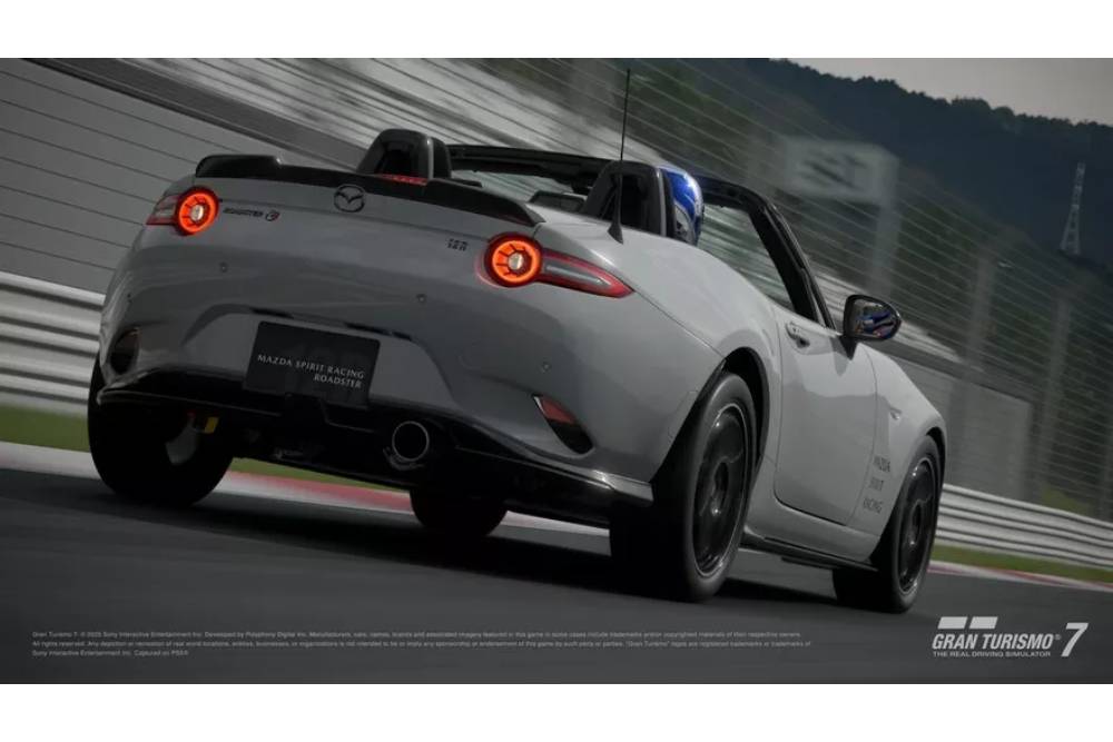 https://cdn.autogreeknews.gr/wp-content/uploads/2025/09/Mazda-Spirit-Racing-MX-5-12R-Gran-Turismo-7-3.jpg