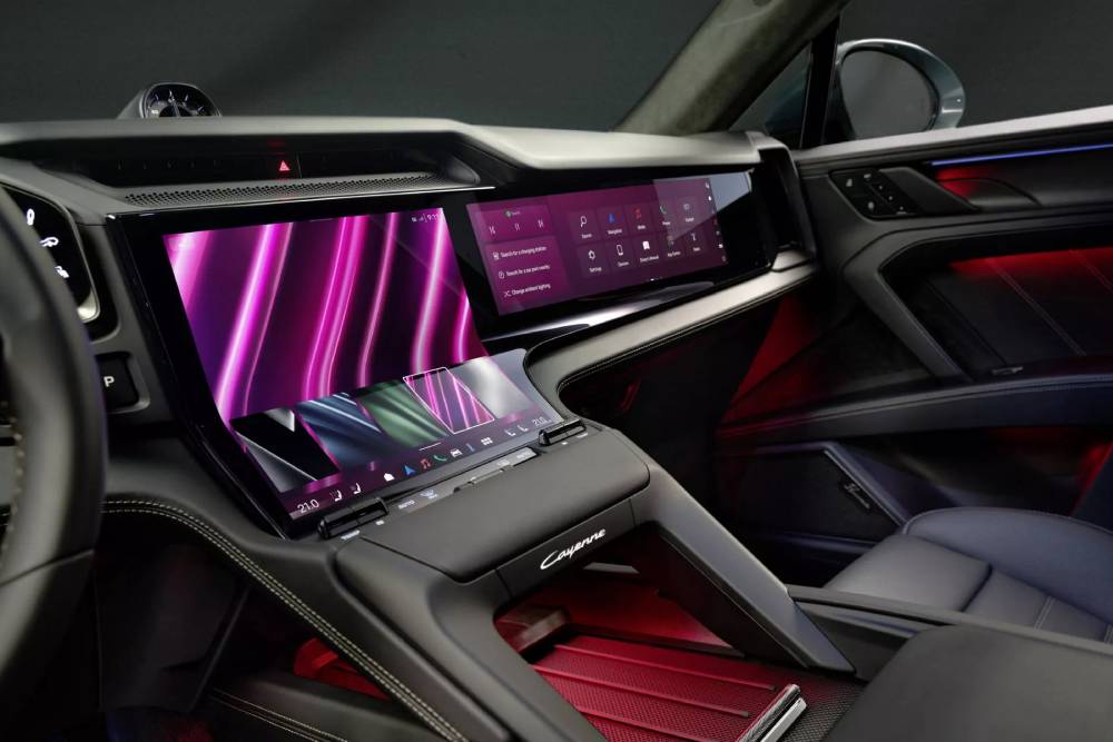 https://cdn.autogreeknews.gr/wp-content/uploads/2025/09/New-Porsche-Cayenne-Electric-Interior-14-2048x1537-1.jpg