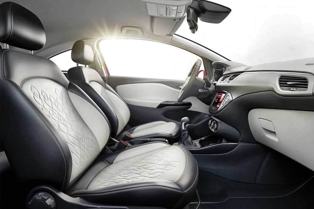 https://cdn.autogreeknews.gr/wp-content/uploads/2025/09/Opel-Corsa-E-interior.jpg