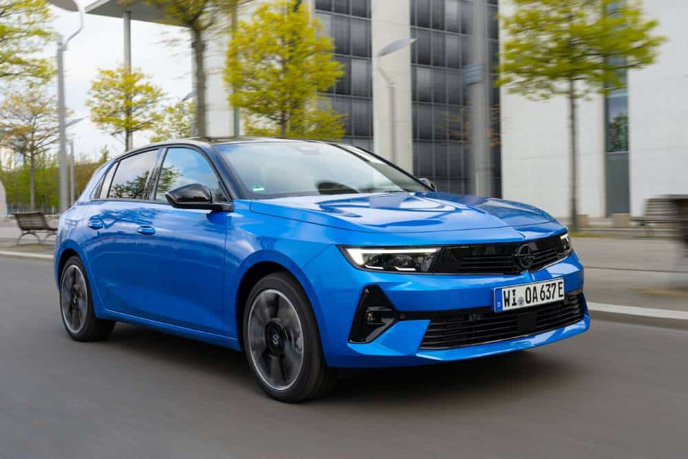 https://cdn.autogreeknews.gr/wp-content/uploads/2025/09/OpelAstraElectric-2.jpg