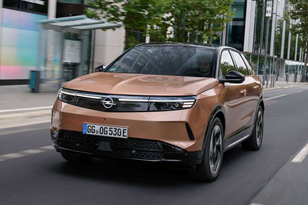 https://cdn.autogreeknews.gr/wp-content/uploads/2025/09/OpelGrandlandElectric-1-1.jpg