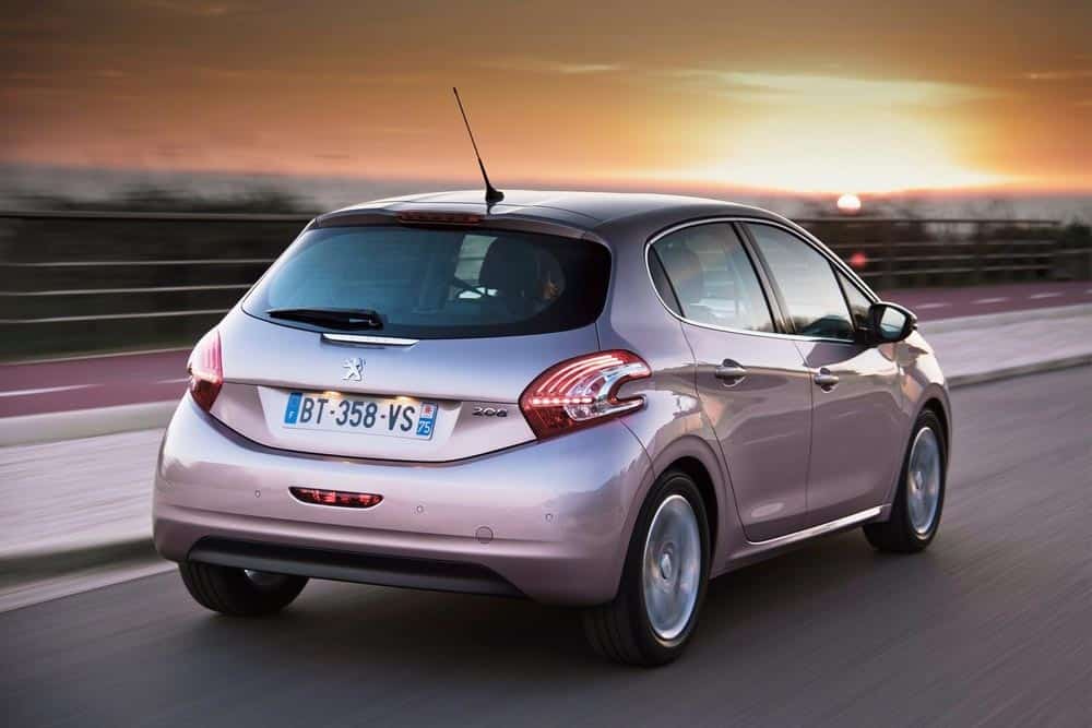 https://cdn.autogreeknews.gr/wp-content/uploads/2025/09/Peugeot-208-2012-2.jpg