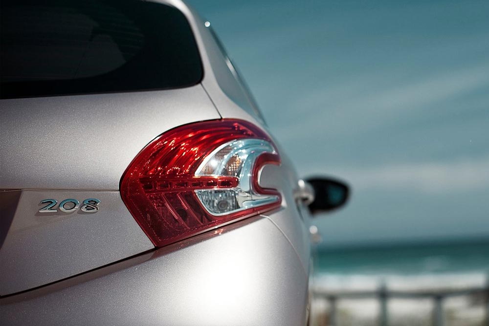 https://cdn.autogreeknews.gr/wp-content/uploads/2025/09/Peugeot-208-rear-2012.jpg