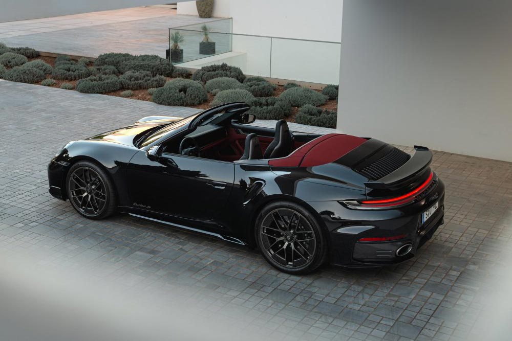 https://cdn.autogreeknews.gr/wp-content/uploads/2025/09/Porsche-911-Turbo-S-11.jpg