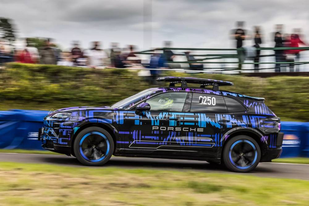 https://cdn.autogreeknews.gr/wp-content/uploads/2025/09/Porsche-Cayenne-Electric-00007-2048x1365-1.jpg