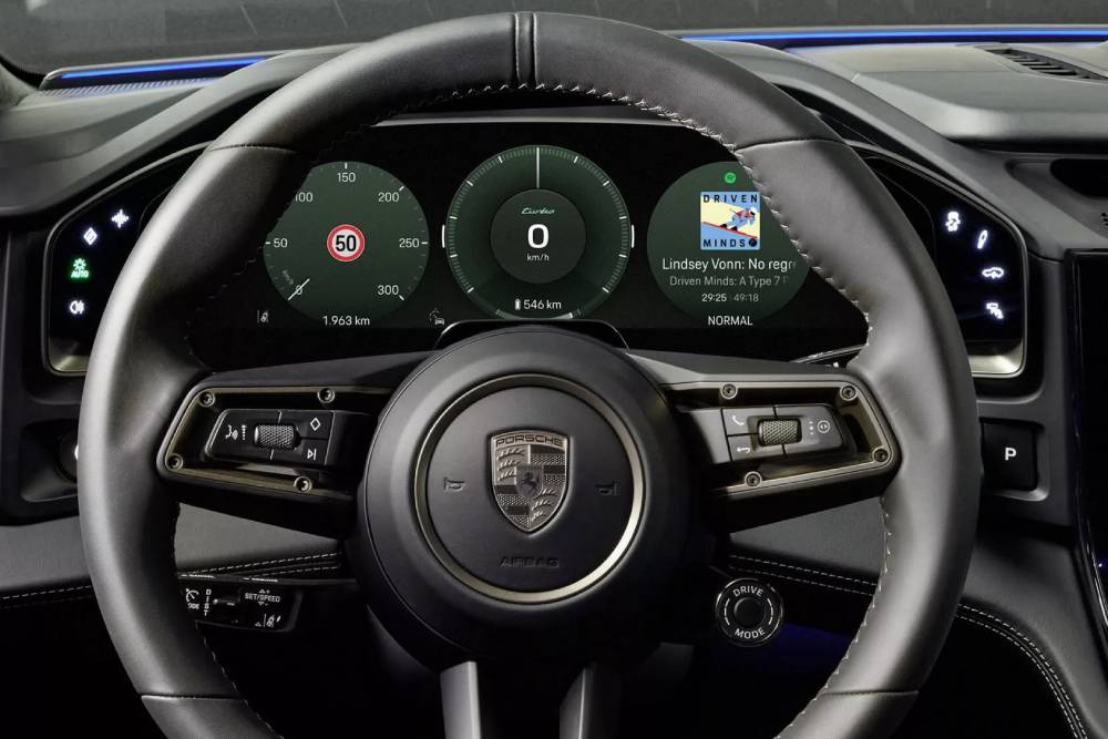 https://cdn.autogreeknews.gr/wp-content/uploads/2025/09/Porsche-Cayenne-Electric-Interior-2-copy2-2048x115-1.jpg