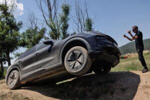 Porsche-Cayenne-Electric-Prototype-(11)