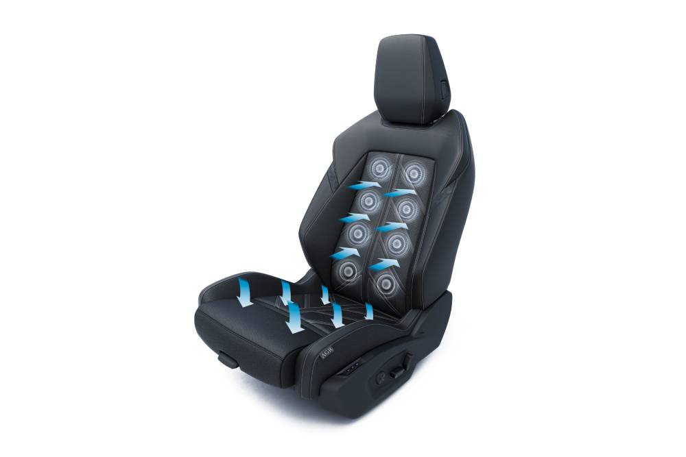 https://cdn.autogreeknews.gr/wp-content/uploads/2025/09/SeatingwithSealofApprovalOpelHonouredforBack-friendlySeats-2-1.jpg