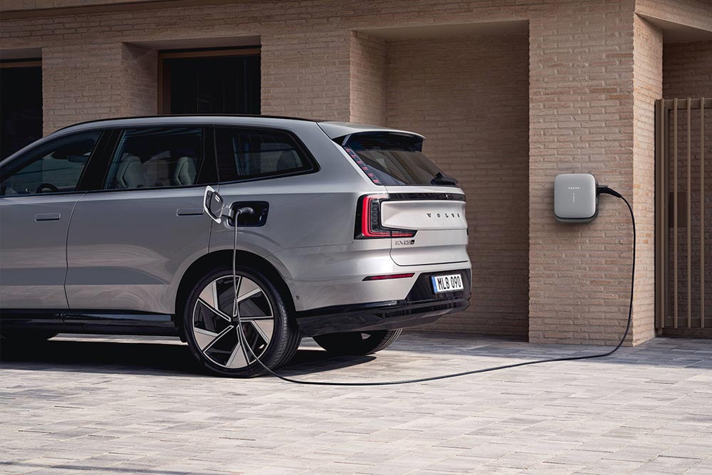 Νέο Volvo EX90 με φόρτιση - «αστραπή»