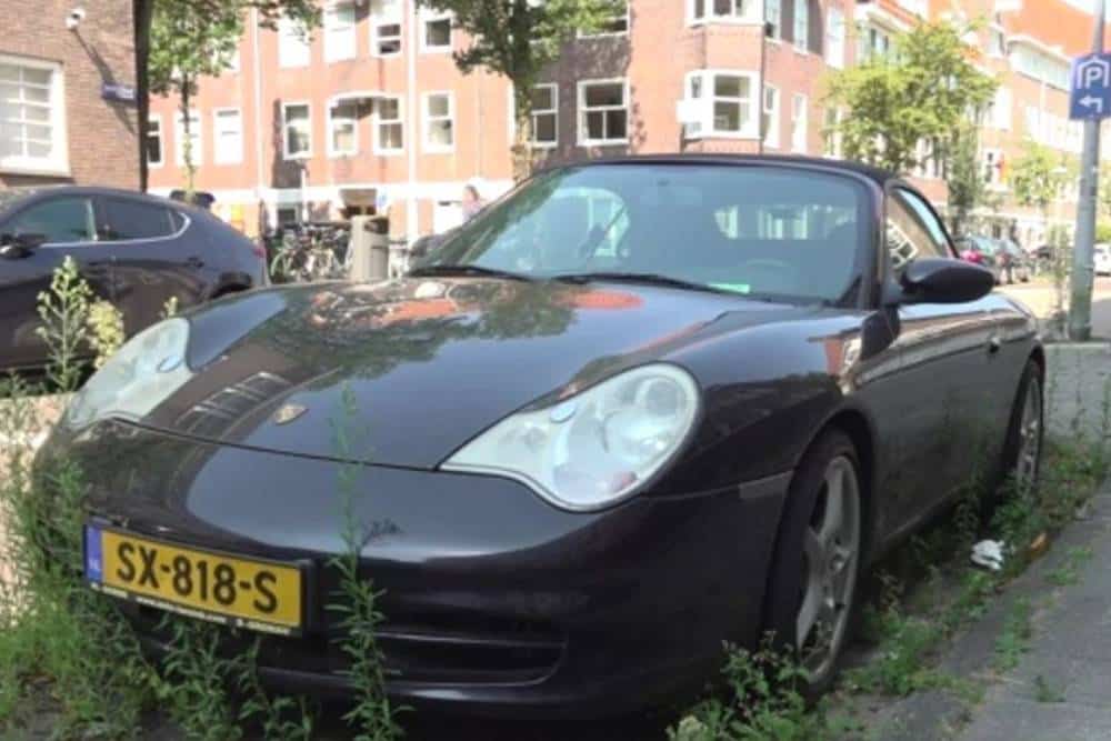https://cdn.autogreeknews.gr/wp-content/uploads/2025/09/abandoned-porsche-911-02.jpg
