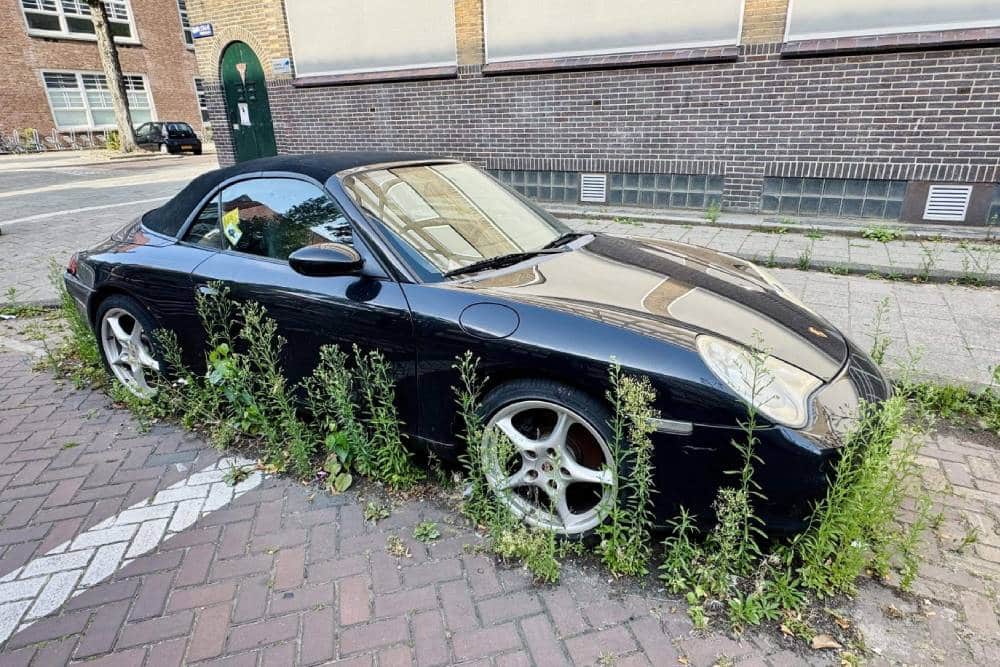 https://cdn.autogreeknews.gr/wp-content/uploads/2025/09/abandoned-porsche-911-03.jpg