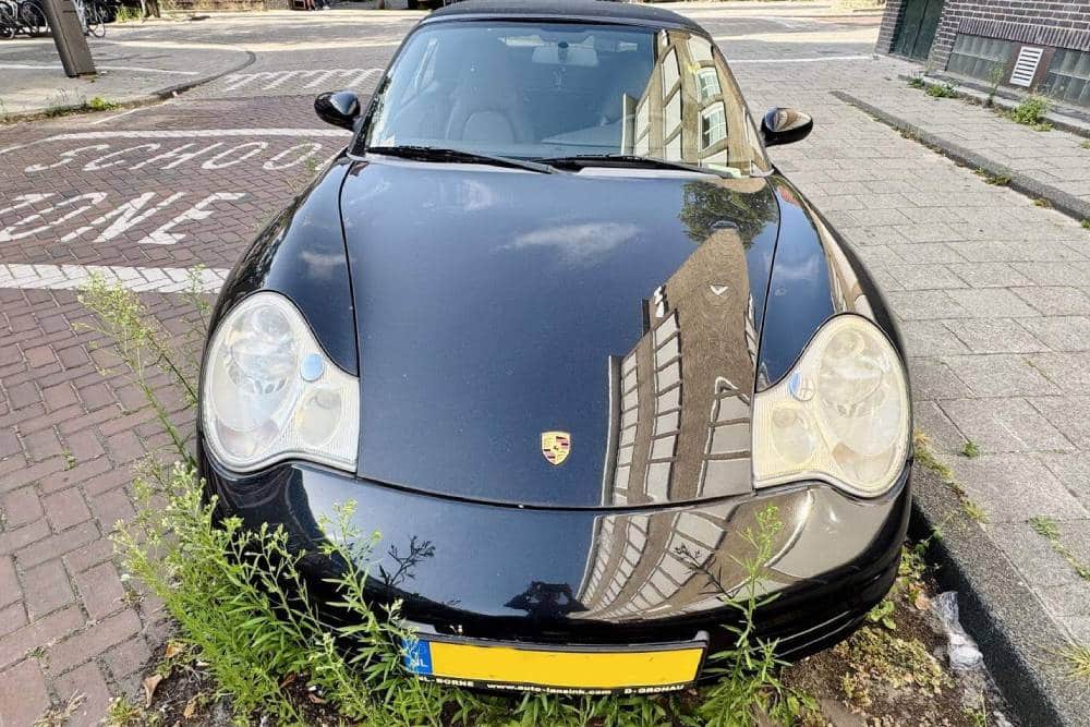https://cdn.autogreeknews.gr/wp-content/uploads/2025/09/abandoned-porsche-911-05.jpg