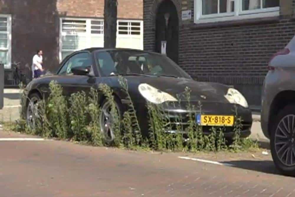 https://cdn.autogreeknews.gr/wp-content/uploads/2025/09/abandoned-porsche-911.jpg