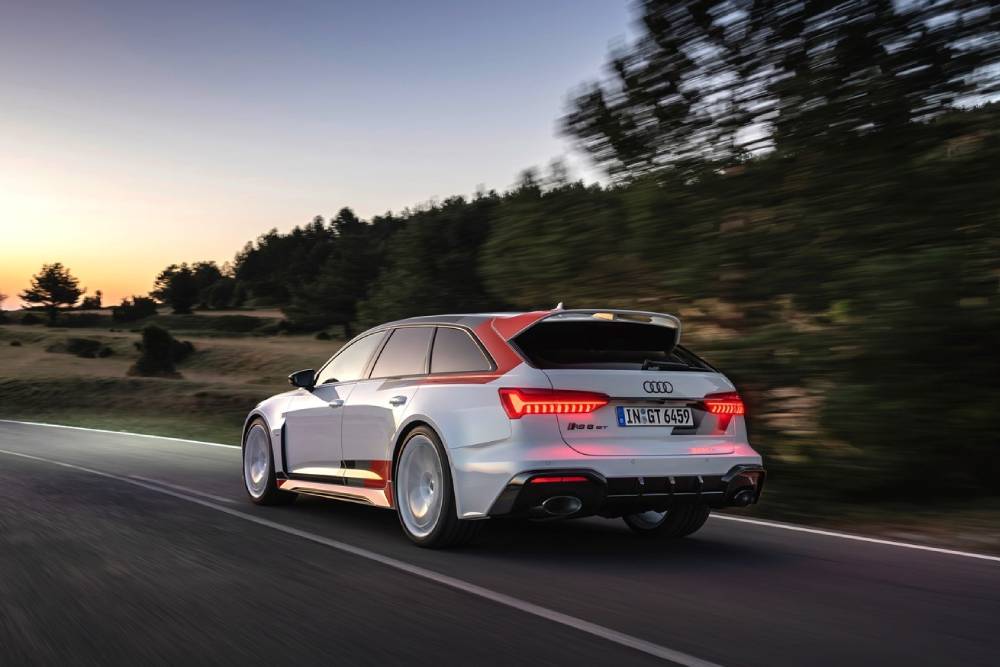 https://cdn.autogreeknews.gr/wp-content/uploads/2025/09/audi-rs-6-gt-0-300-kmh-03.jpg