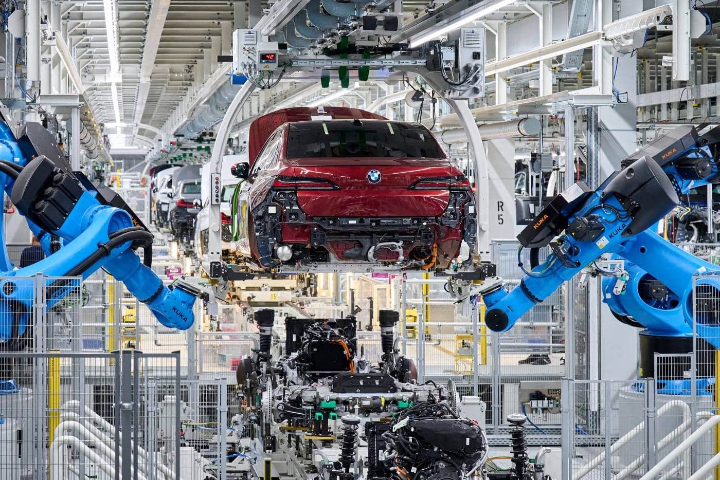 https://cdn.autogreeknews.gr/wp-content/uploads/2025/09/bmw-assembly-line-02.jpg