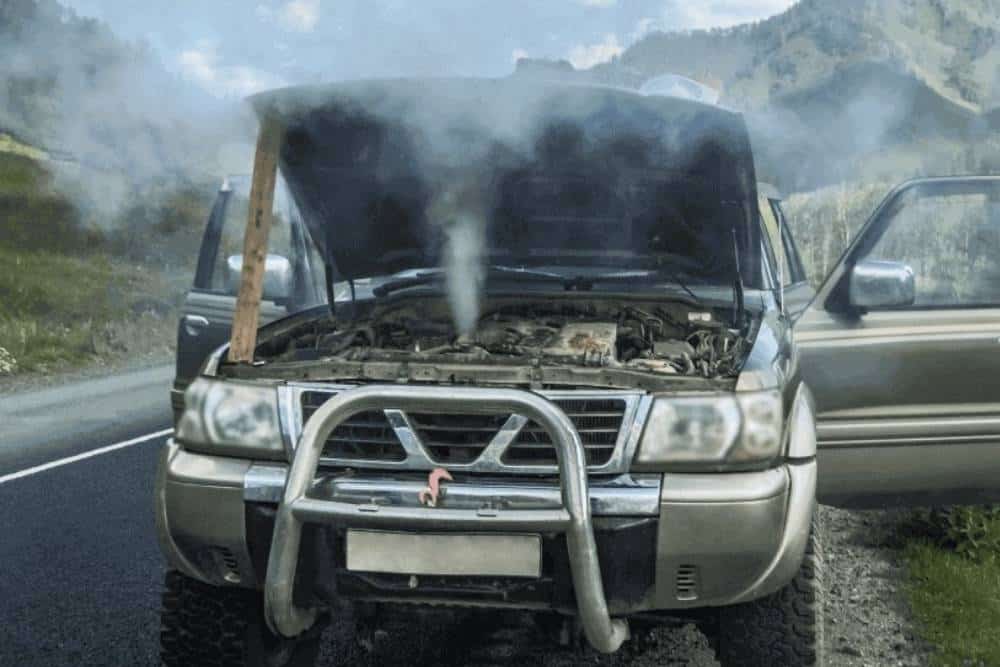 https://cdn.autogreeknews.gr/wp-content/uploads/2025/09/car-overheating-03.jpg