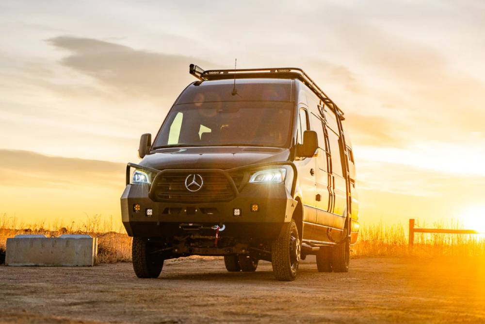 https://cdn.autogreeknews.gr/wp-content/uploads/2025/09/edgewood-is-a-feature-rich-camper-van-that-blends-1.jpg