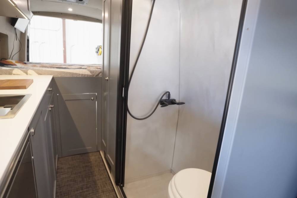 https://cdn.autogreeknews.gr/wp-content/uploads/2025/09/edgewood-is-a-feature-rich-camper-van-that-blends-10.jpg