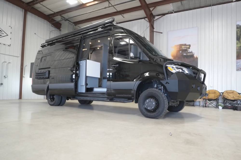 https://cdn.autogreeknews.gr/wp-content/uploads/2025/09/edgewood-is-a-feature-rich-camper-van-that-blends-2.jpg