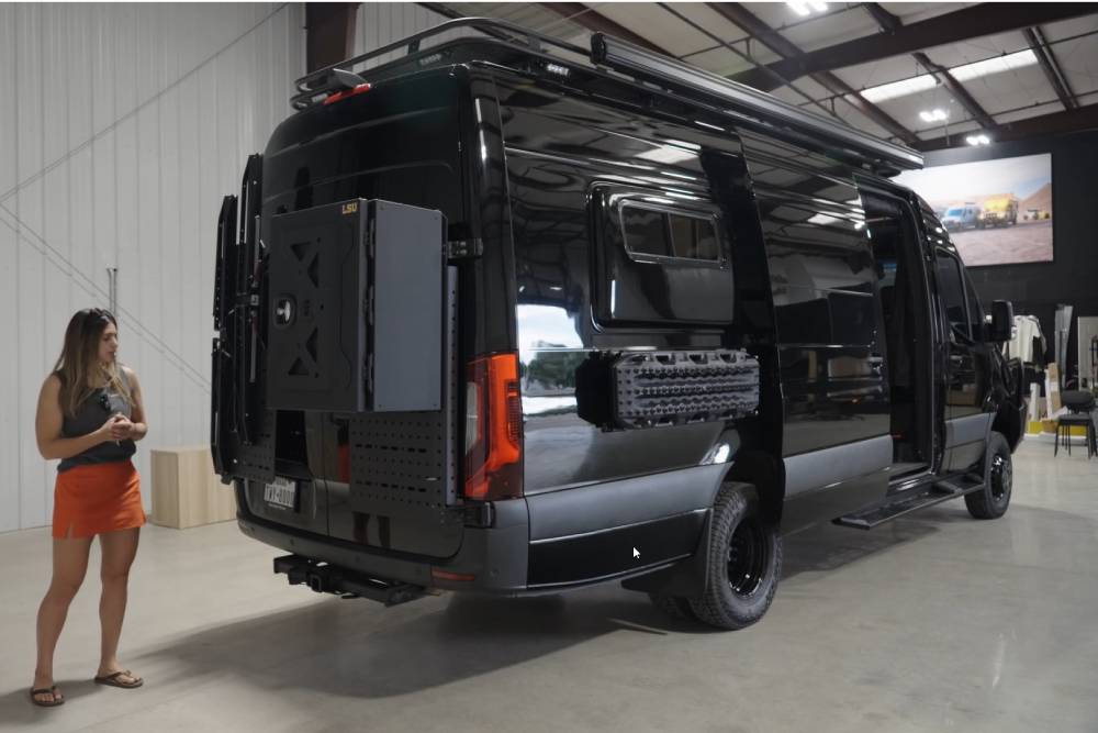 https://cdn.autogreeknews.gr/wp-content/uploads/2025/09/edgewood-is-a-feature-rich-camper-van-that-blends-3.jpg
