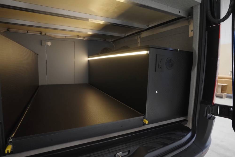 https://cdn.autogreeknews.gr/wp-content/uploads/2025/09/edgewood-is-a-feature-rich-camper-van-that-blends-5.jpg