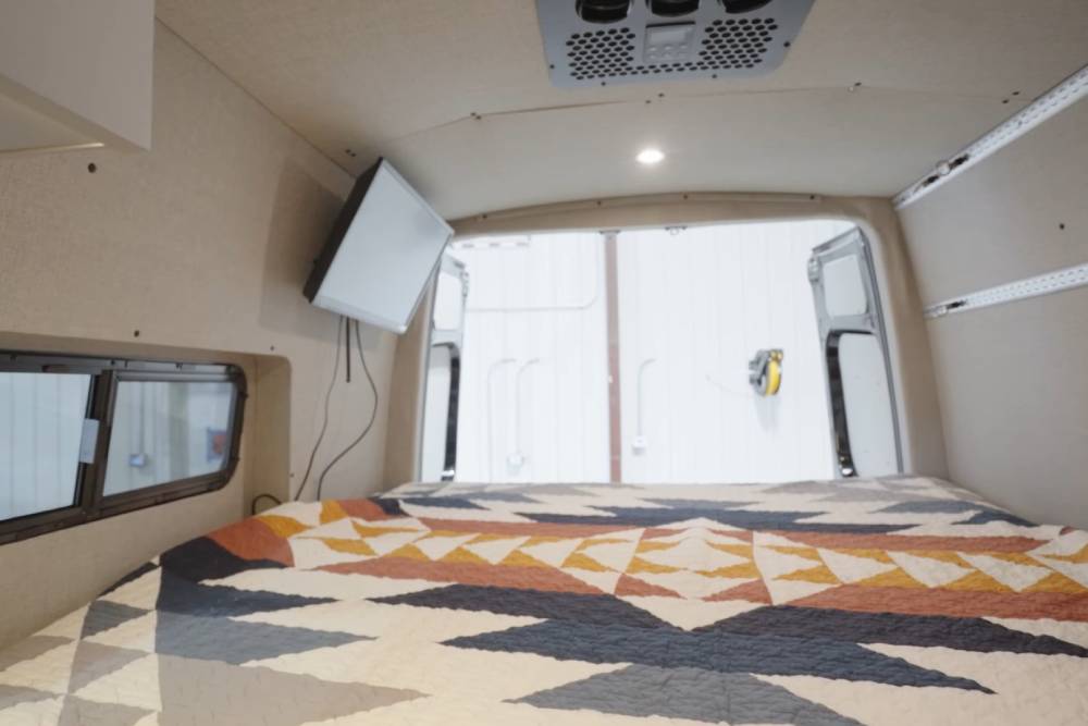 https://cdn.autogreeknews.gr/wp-content/uploads/2025/09/edgewood-is-a-feature-rich-camper-van-that-blends-7.jpg