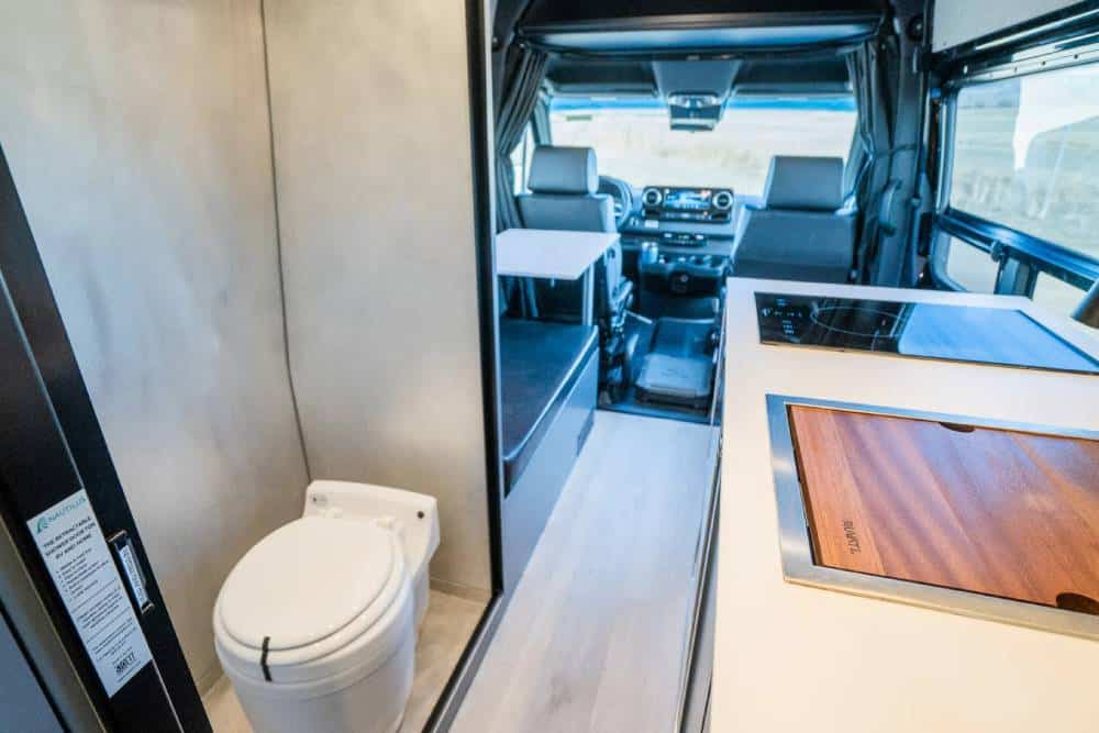 https://cdn.autogreeknews.gr/wp-content/uploads/2025/09/edgewood-is-a-feature-rich-camper-van-that-blends-8.jpg