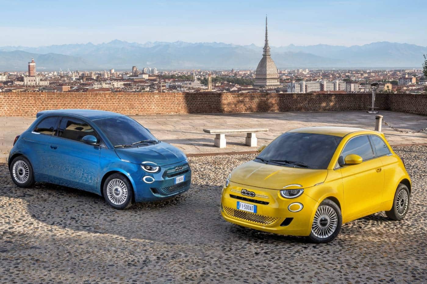 https://cdn.autogreeknews.gr/wp-content/uploads/2025/09/fiat-500-hybrid-02.jpg