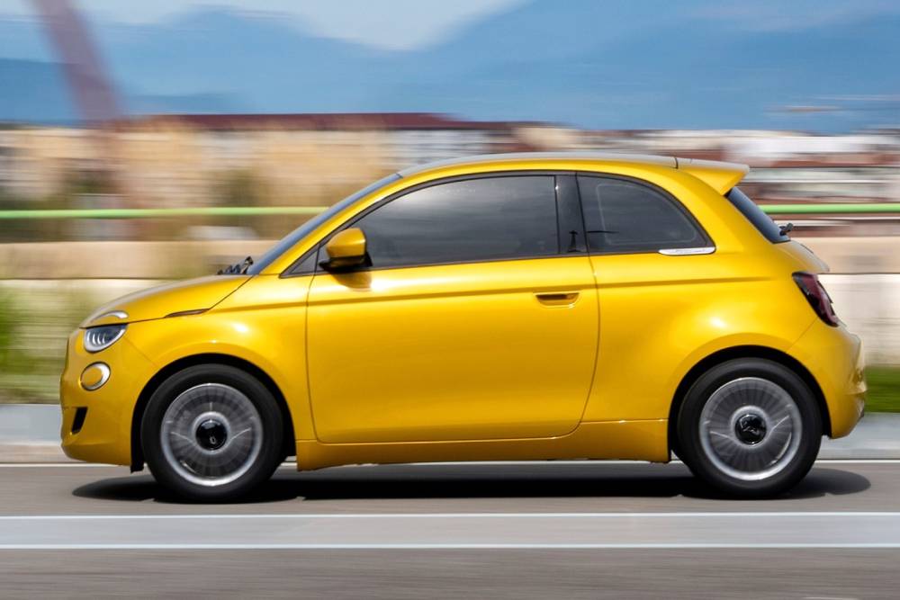 https://cdn.autogreeknews.gr/wp-content/uploads/2025/09/fiat-500-hybrid-03.jpg