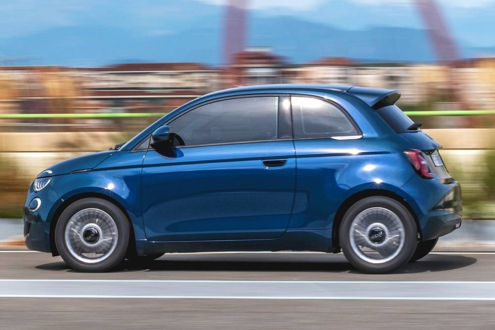 https://cdn.autogreeknews.gr/wp-content/uploads/2025/09/fiat-500-hybrid-04.jpg