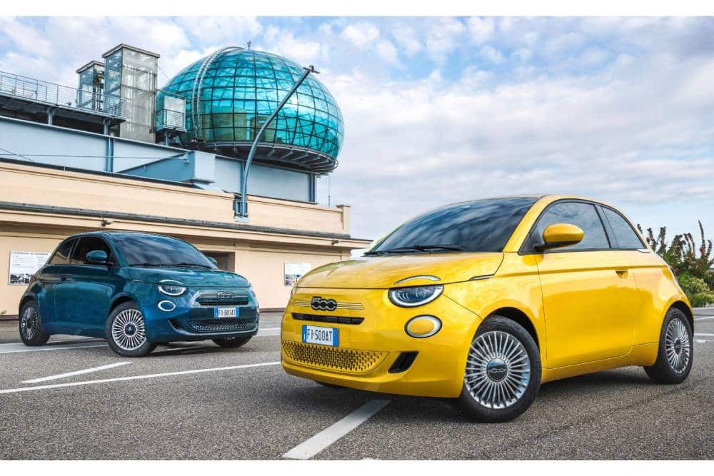 https://cdn.autogreeknews.gr/wp-content/uploads/2025/09/fiat-500-hybrid.jpg