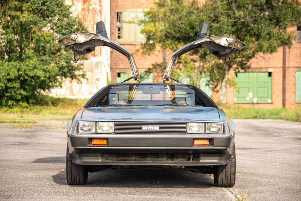 https://cdn.autogreeknews.gr/wp-content/uploads/2025/09/he-bought-a-delorean-drove-600-miles-is-now-sellin-1.jpg