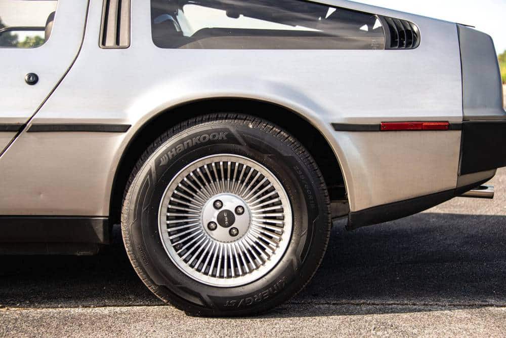 https://cdn.autogreeknews.gr/wp-content/uploads/2025/09/he-bought-a-delorean-drove-600-miles-is-now-sellin-11.jpg