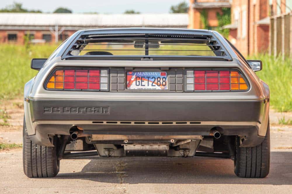 https://cdn.autogreeknews.gr/wp-content/uploads/2025/09/he-bought-a-delorean-drove-600-miles-is-now-sellin-2.jpg