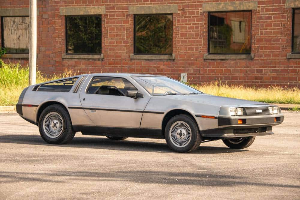 https://cdn.autogreeknews.gr/wp-content/uploads/2025/09/he-bought-a-delorean-drove-600-miles-is-now-sellin-3.jpg