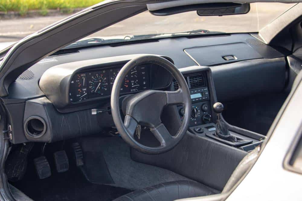 https://cdn.autogreeknews.gr/wp-content/uploads/2025/09/he-bought-a-delorean-drove-600-miles-is-now-sellin-5.jpg