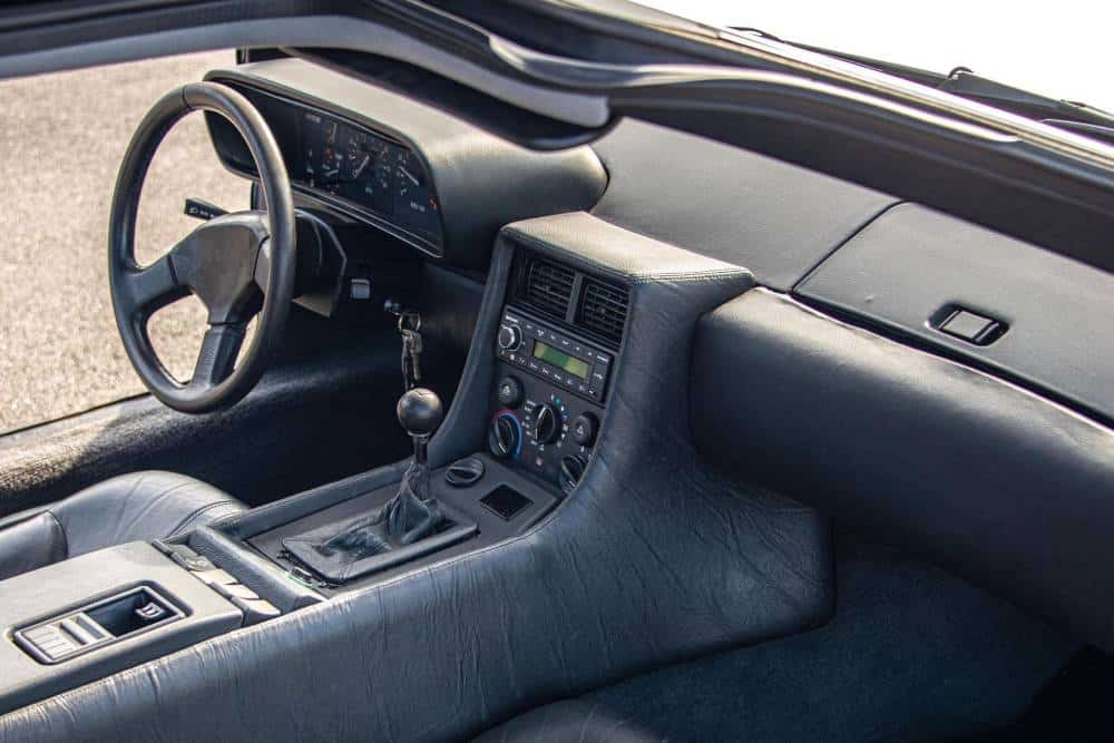 https://cdn.autogreeknews.gr/wp-content/uploads/2025/09/he-bought-a-delorean-drove-600-miles-is-now-sellin-8.jpg