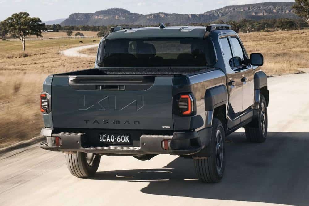 https://cdn.autogreeknews.gr/wp-content/uploads/2025/09/kia-tasman-australia-02.jpg