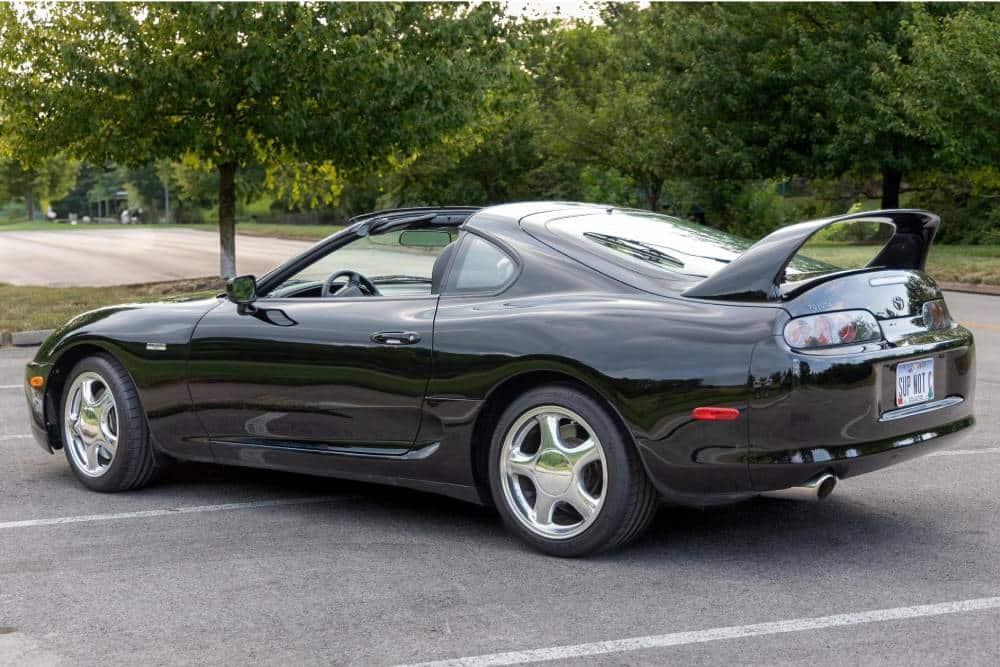 https://cdn.autogreeknews.gr/wp-content/uploads/2025/09/man-moves-sells-his-1997-toyota-supra-for-an-unbel-2.jpg