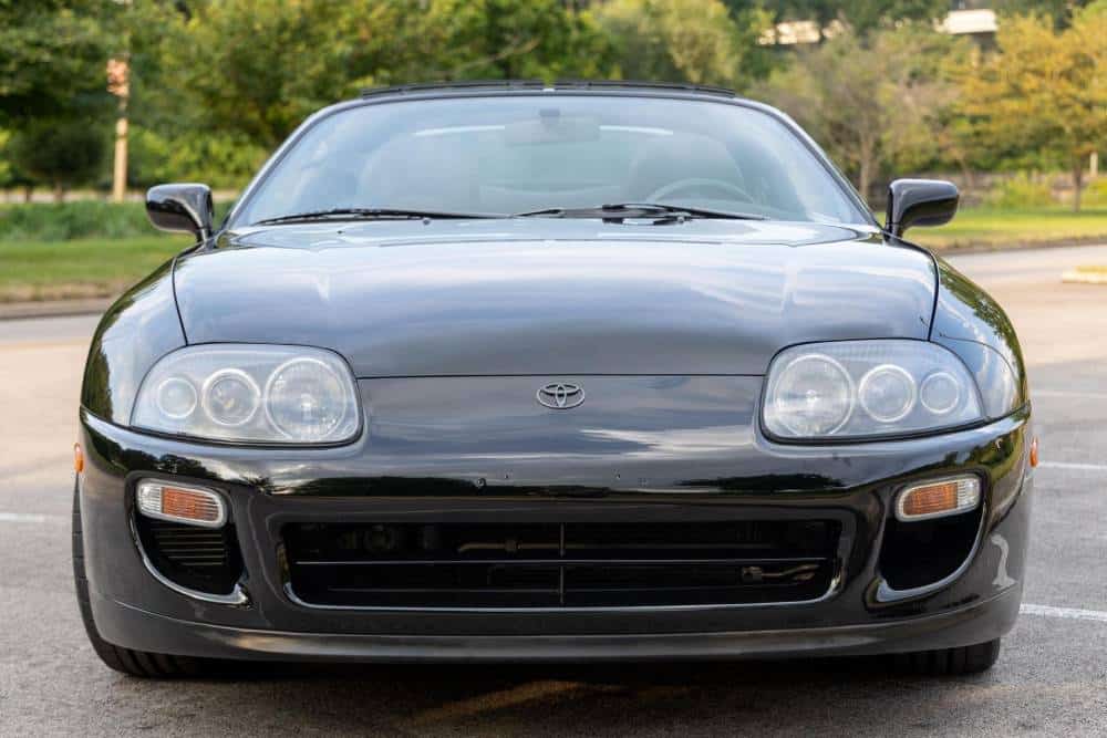 https://cdn.autogreeknews.gr/wp-content/uploads/2025/09/man-moves-sells-his-1997-toyota-supra-for-an-unbel-3.jpg