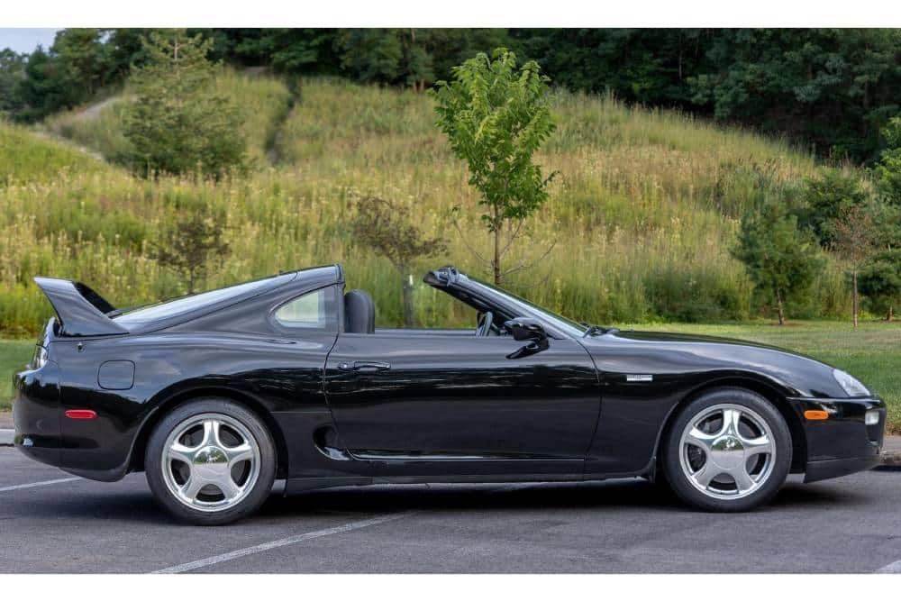 https://cdn.autogreeknews.gr/wp-content/uploads/2025/09/man-moves-sells-his-1997-toyota-supra-for-an-unbel.jpg