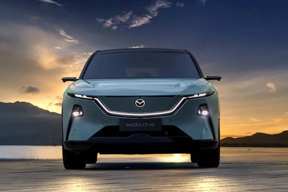 https://cdn.autogreeknews.gr/wp-content/uploads/2025/09/mazda-ez-60-premiere.jpg