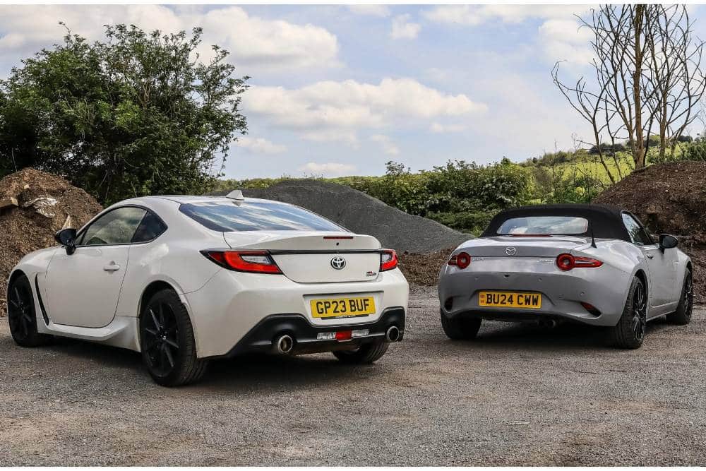 https://cdn.autogreeknews.gr/wp-content/uploads/2025/09/mazda-mx-5-vs-toyota-gr86-02.jpg