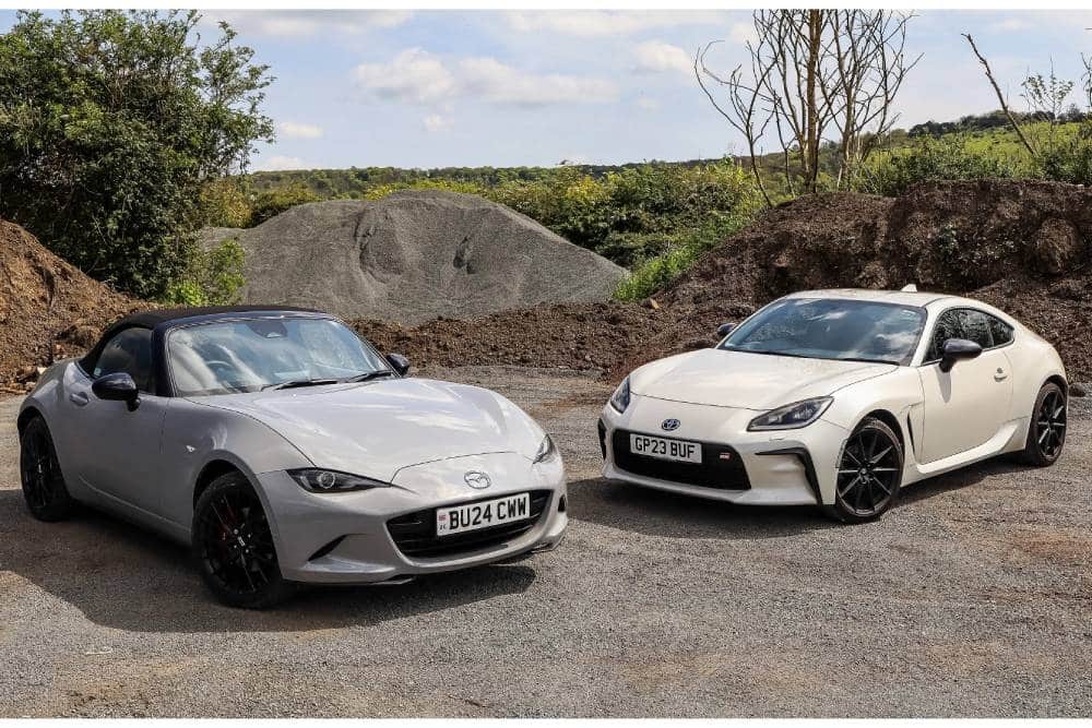 https://cdn.autogreeknews.gr/wp-content/uploads/2025/09/mazda-mx-5-vs-toyota-gr86.jpg
