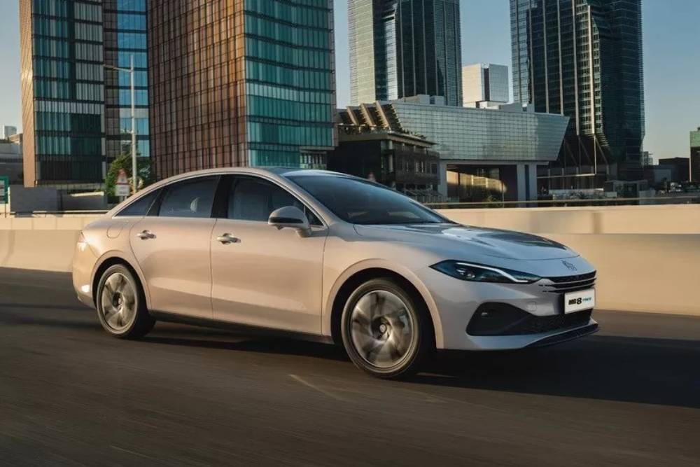 Νέα plug-in υβριδική σεντανάρα MG 8