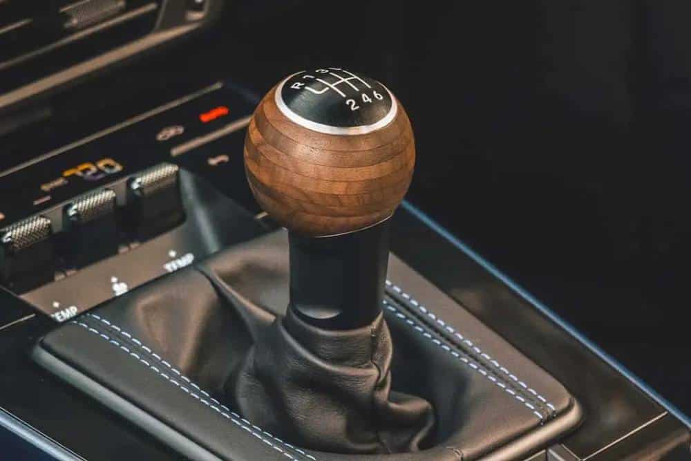 https://cdn.autogreeknews.gr/wp-content/uploads/2025/09/porsche-911-t-manual-transmission.jpg