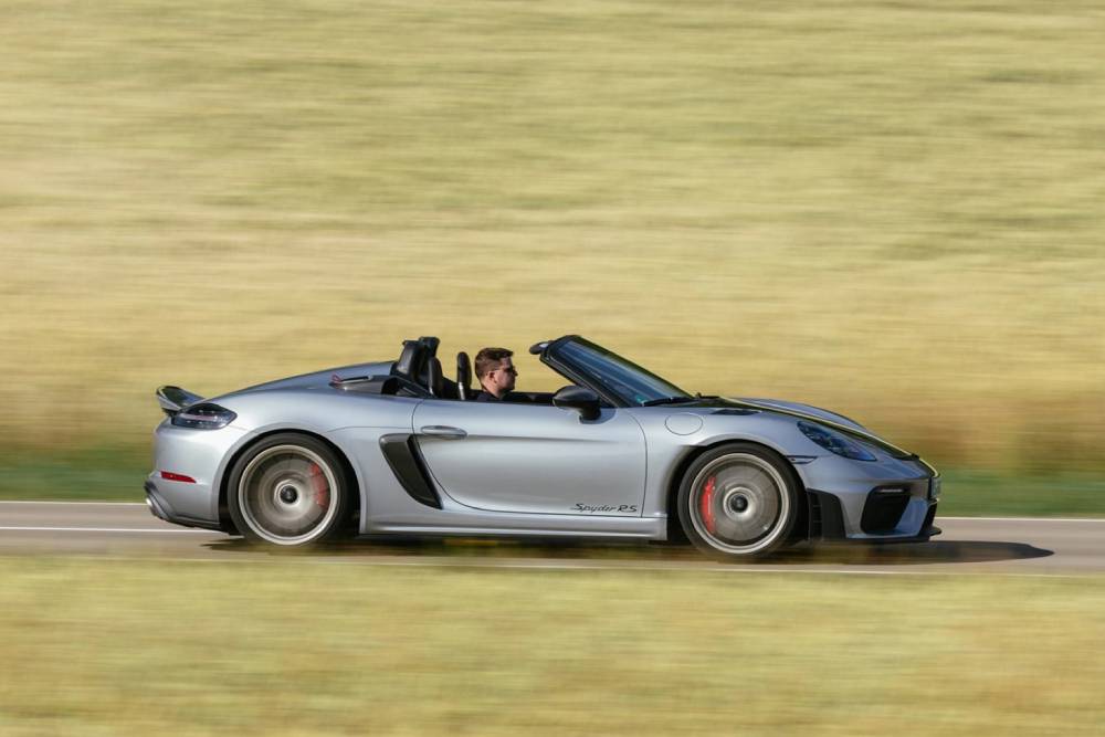 https://cdn.autogreeknews.gr/wp-content/uploads/2025/09/porsche-boxster-rs-spyder.jpg
