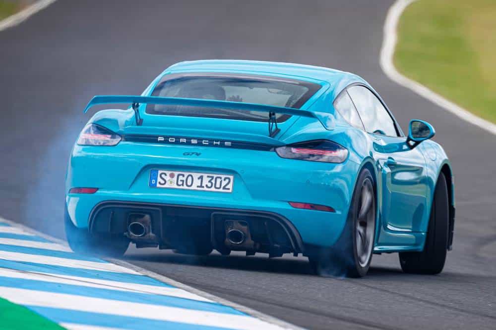 https://cdn.autogreeknews.gr/wp-content/uploads/2025/09/porsche-cayman-gt4-drift.jpg