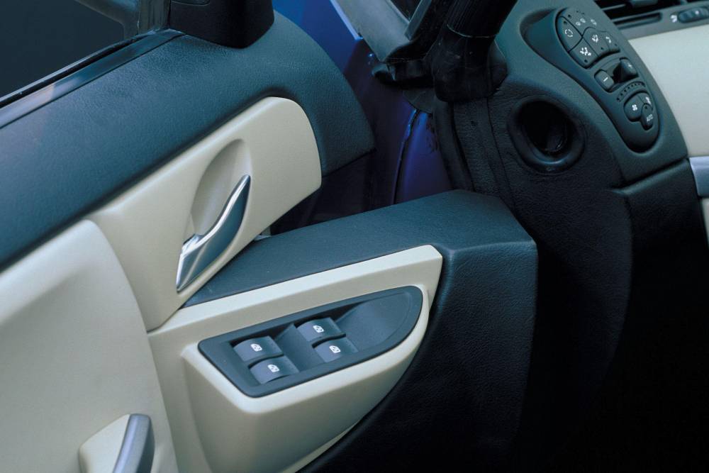 https://cdn.autogreeknews.gr/wp-content/uploads/2025/09/renault_avantime_50.jpg