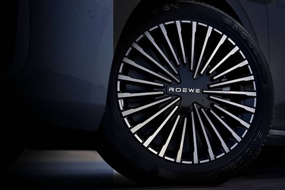 https://cdn.autogreeknews.gr/wp-content/uploads/2025/09/roewe-m7-10.jpg